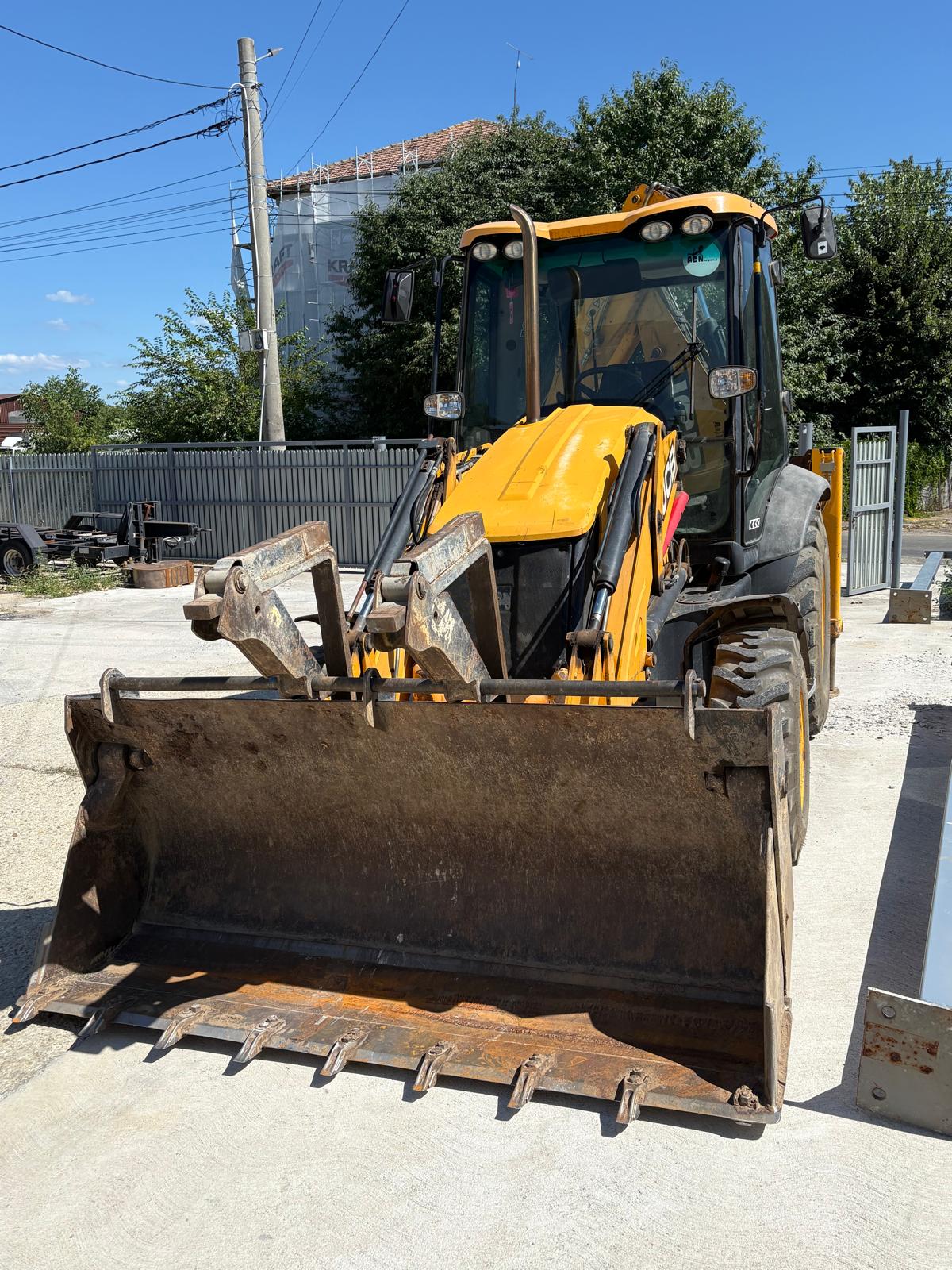 Buldoexcavator JCB 3CX — vedere 2